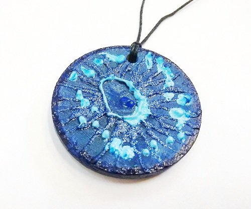 амулет в руке у проточной воды